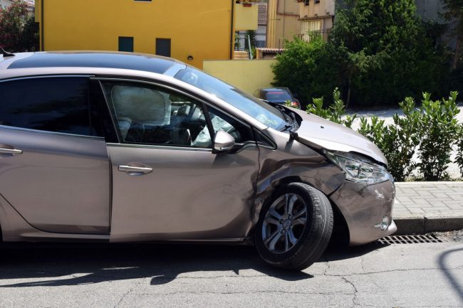 incidente-viale-dei-pini-scontro-tra-auto-civitanova-FDM-6-650x433
