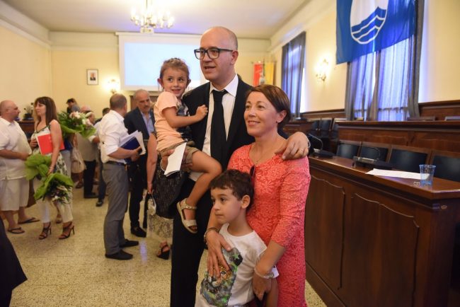 primo-consiglio-comunale-civitanova-ciarapica-con-la-famiglia-FDM-16-650x434