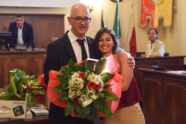 primo-consiglio-comunale-civitanova-ciarapica-consegna-fiori-a-ruffini-FDM-14-650x434