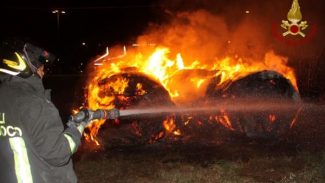 rotoballe-fieno-incendio-2-325x183