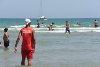 spiaggia-affollata-09-luglio-2017-bagnino-civitanova-FDM-19-325x217