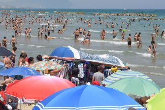 spiaggia-affollata-09-luglio-2017-civitanova-FDM-17-325x217