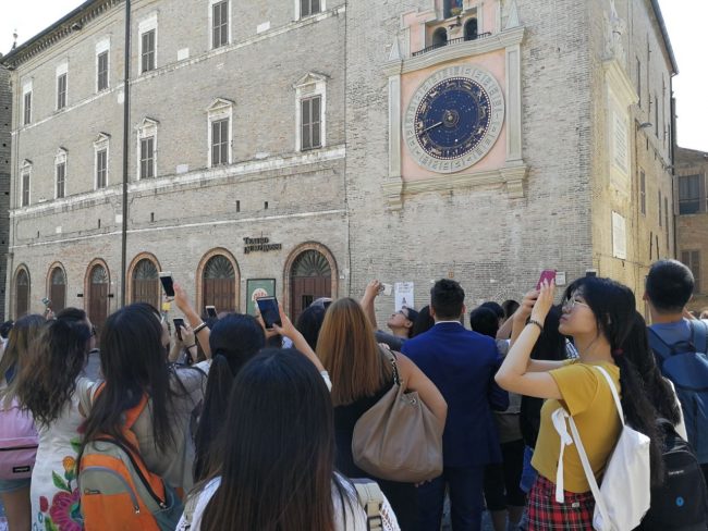 turisti-macerata-orologio