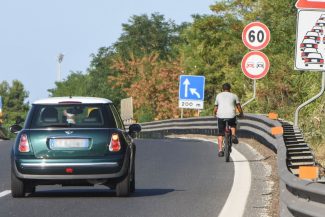 uomo-in-bicicletta-in-superstrada-civitanova-1-325x217