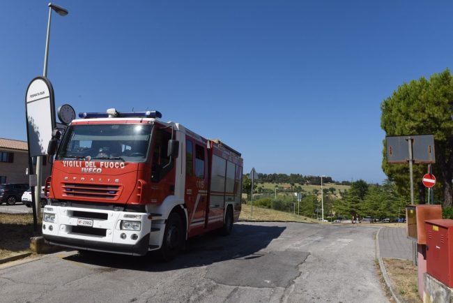 vdf-allospedale-per-principio-di-incendio-civitanova-1-650x434
