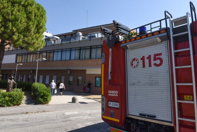 vdf-allospedale-per-principio-di-incendio-civitanova-4-650x434