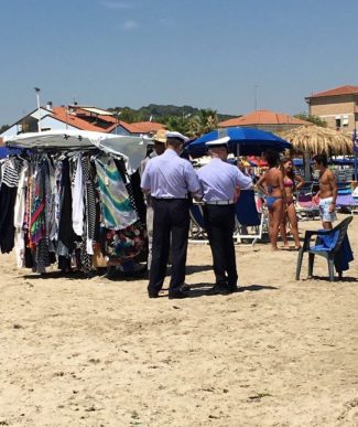 vu-cumprà-spiaggia-abusivi-commerciali-1-e1500472513152-325x387