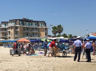 vu-cumprà-spiaggia-abusivi-commerciali-2-e1500472485486-325x242