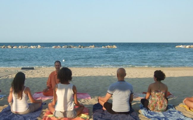 yoga-in-spiaggia-1-650x405