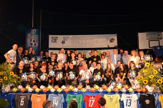 04-i-volontari-e-tutti-coloro-che-hanno-collaborato-per-la-realizzazione-del-torneo-