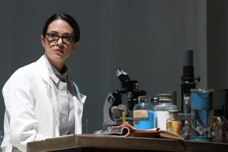Asia-Argento-in-Rosalind-Franklin-Foto-di-Bepi-Caroli-ALTA-RIS-DSC_1750-325x217