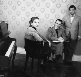Foto-Callas-con-Luchino-Visconti-e-Leonard-Bernstein-Scala-1955-photo-Dondero-325x310
