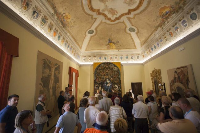 Gli-equipaggi-nella-sala-degli-stemmi-a-Cingoli