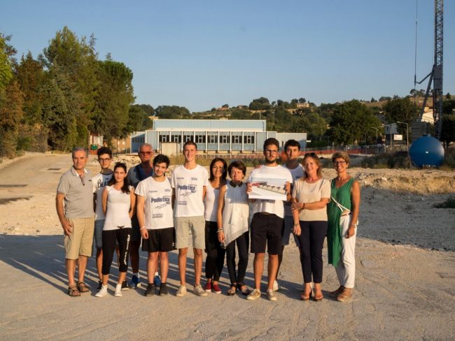 Gli-studenti-dellistituto-tecnico-scientifico-Itis-di-San-Severino-mostrano-con-il-sorriso-il-progetto-di-ricostruzione-della-nuova-scuola.