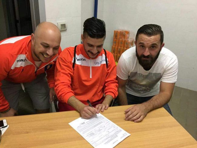 Il-direttore-generale-Fabia-Acciarresi-lattaccante-Giuseppe-Strazzella-e-il-direttore-sportivo-Federico-Frenquelli-al-momento-della-firma
