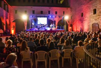 Il-pubblico-della-seconda-serata-di-Biumor-2017-325x217