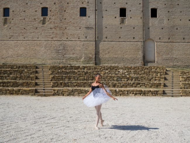 Larte-dello-Yoga-incontra-larte-della-Danza-al-Castello-della-Rancia