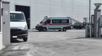 ambulanza-incidente-sul-lavoro-mondi-tolentino