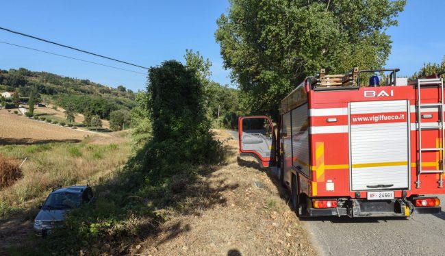 auto-fuori-strada-civitanova-alta-2-650x374