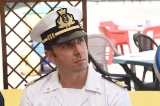 consegna-nuovi-defibrillatori-guardia-costiera-angelo-di-tommasi-civitanova-FDM-6-325x217