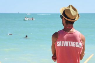 ferragosto-spiaggia-affollata-bagnino-salvataggio-civitanova-FDM-5-325x217