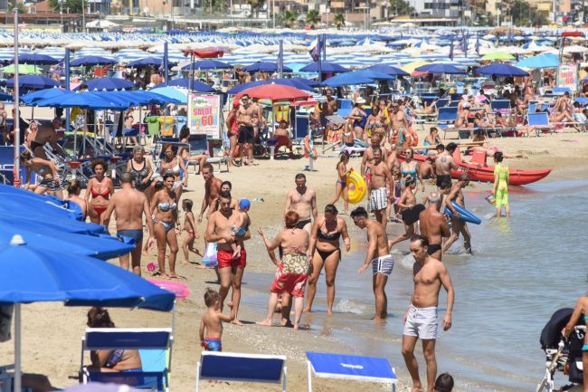 ferragosto-spiaggia-affollata-civitanova-FDM-15-650x433