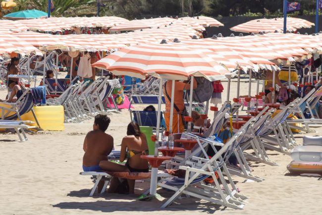 foto-e-poesi-sotto-lombrellone-civitanova-FDM-1-650x433