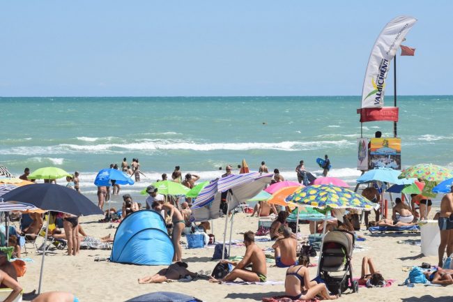 foto-e-poesi-sotto-lombrellone-civitanova-FDM-2-650x433