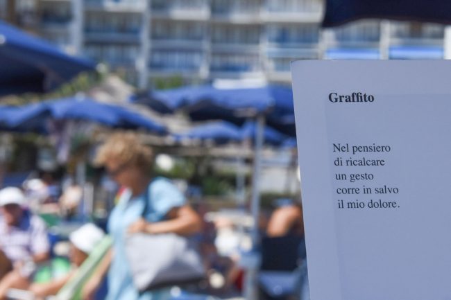 foto-e-poesi-sotto-lombrellone-civitanova-FDM-3-650x433