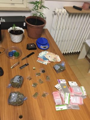 hashish-e-marijuana-guardia-di-finanza-civitanova-1-300x400