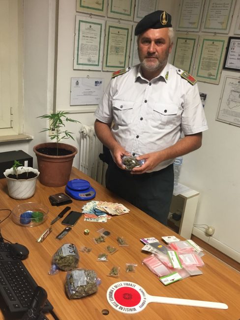 hashish-e-marijuana-guardia-di-finanza-civitanova-2-488x650