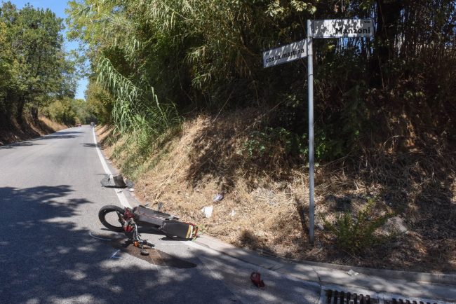 incidente-auto-motorino-via-costamartina-civitanova-1-650x434