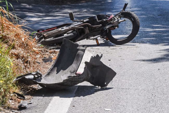 incidente-auto-motorino-via-costamartina-civitanova-2-650x433