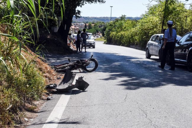 incidente-auto-motorino-via-costamartina-civitanova-3-650x433