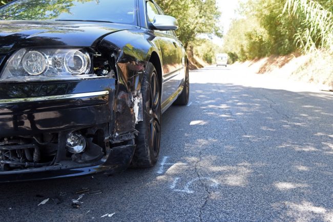 incidente-auto-motorino-via-costamartina-civitanova-5-650x434