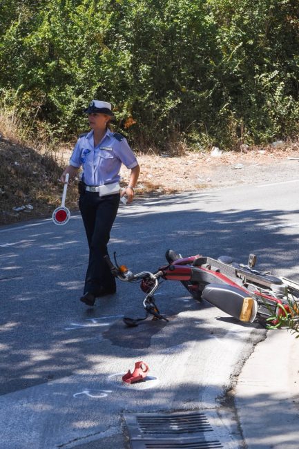 incidente-auto-motorino-via-costamartina-civitanova-7-433x650