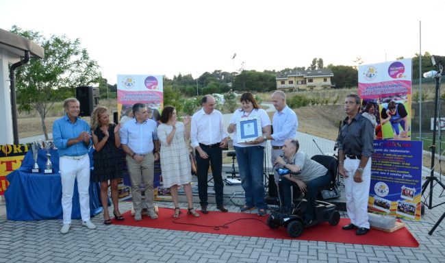 la-consegna-della-targa-ad-Assunta