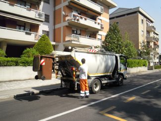 lavaggio-cassonetti-umido-7-325x244