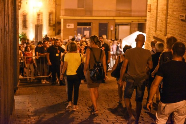 luca-barbarossa-festa-san-marone-in-attesa-ai-varchi-di-piazza-della-libertà-civitanova-alta-21-650x434