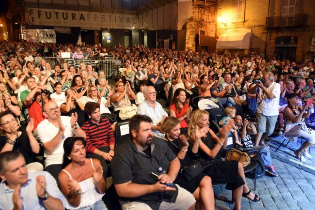 luca-barbarossa-festa-san-marone-piazza-della-libertà-affollata-civitanova-alta-1-650x434