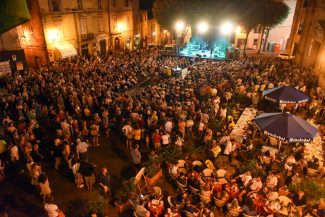 luca-barbarossa-festa-san-marone-piazza-della-libertà-affollata-civitanova-alta-2-325x217