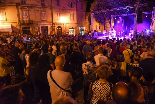 luca-barbarossa-festa-san-marone-piazza-della-libertà-affollata-civitanova-alta-3-650x434