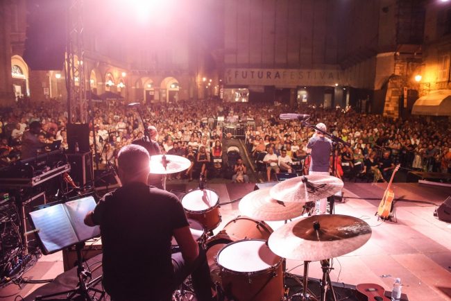 luca-barbarossa-festa-san-marone-piazza-della-libertà-civitanova-alta-12-650x434