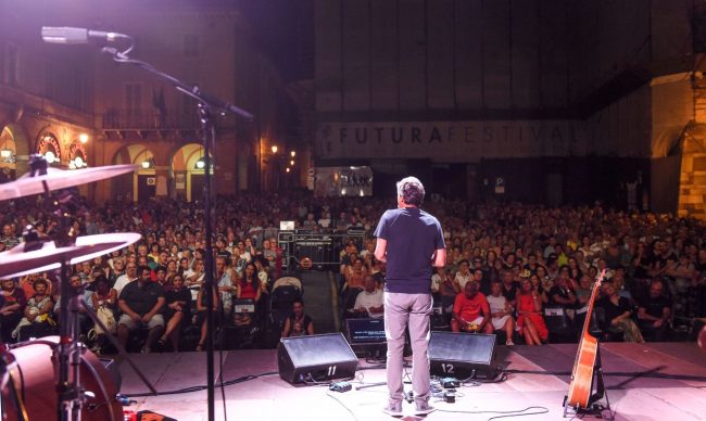 luca-barbarossa-festa-san-marone-piazza-della-libertà-civitanova-alta-13-650x388