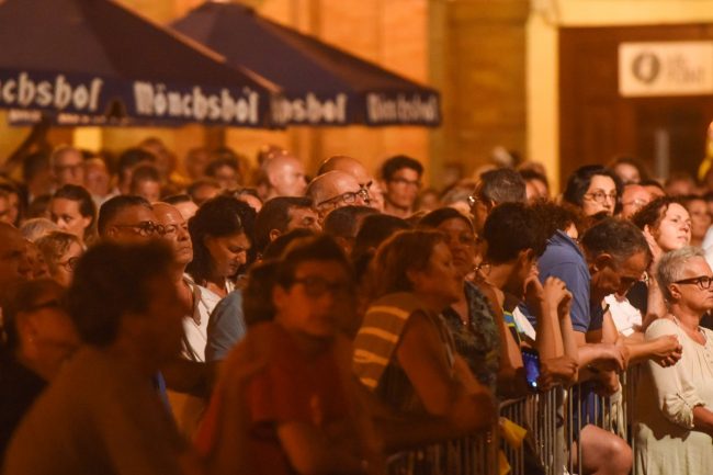 luca-barbarossa-festa-san-marone-piazza-della-libertà-civitanova-alta-14-650x433