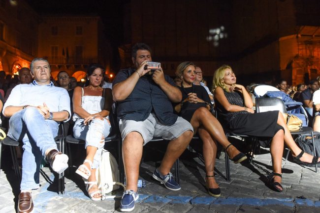 luca-barbarossa-festa-san-marone-piazza-della-libertà-civitanova-alta-16-650x434