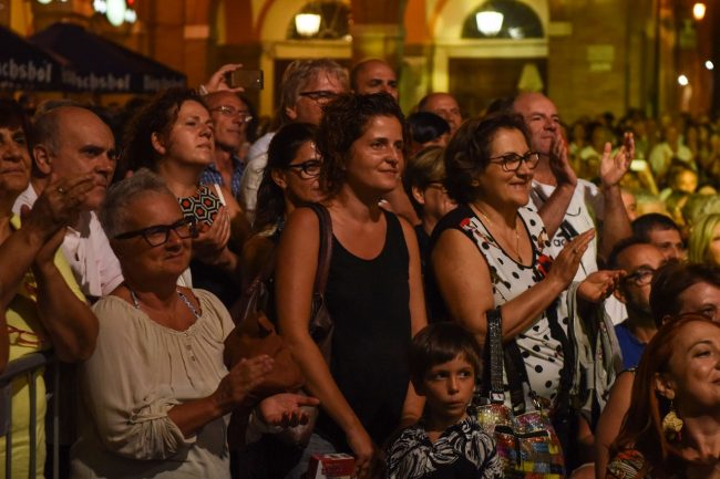 luca-barbarossa-festa-san-marone-piazza-della-libertà-civitanova-alta-17-650x433