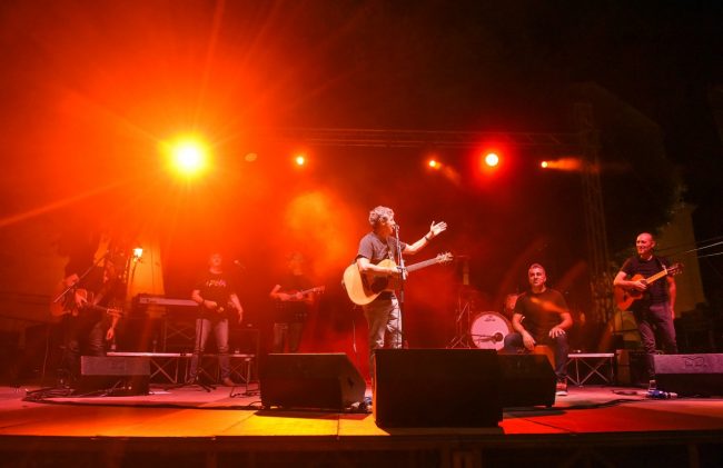 luca-barbarossa-festa-san-marone-piazza-della-libertà-civitanova-alta-19-650x421
