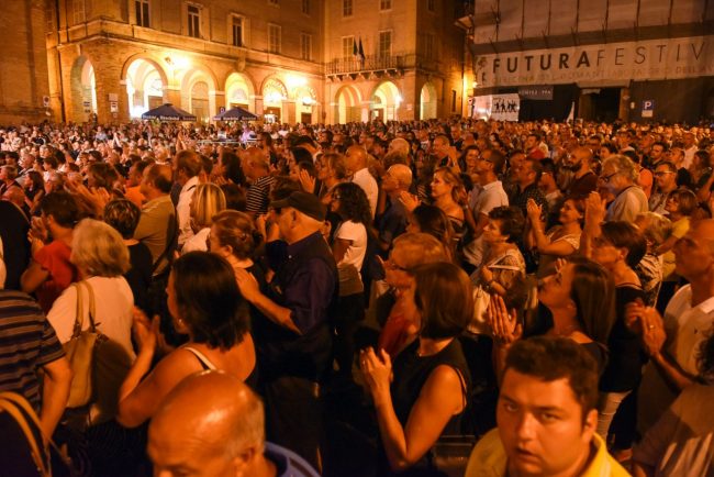 luca-barbarossa-festa-san-marone-piazza-della-libertà-civitanova-alta-22-650x434