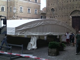 montaggio-gazebo-in-piazza-liberta-1-325x244